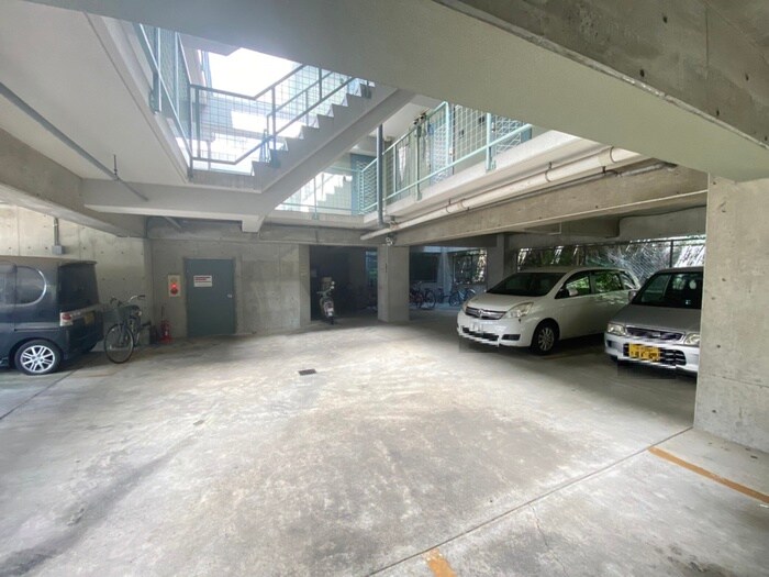 物件外観写真6　(駐車場)