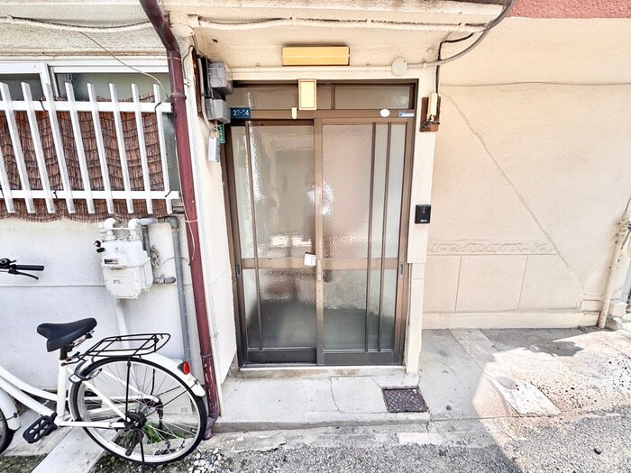 物件外観写真3　(エントランス部分)