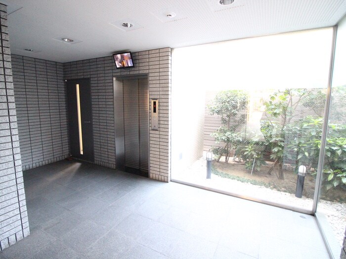 物件外観写真3　(エントランス部分)