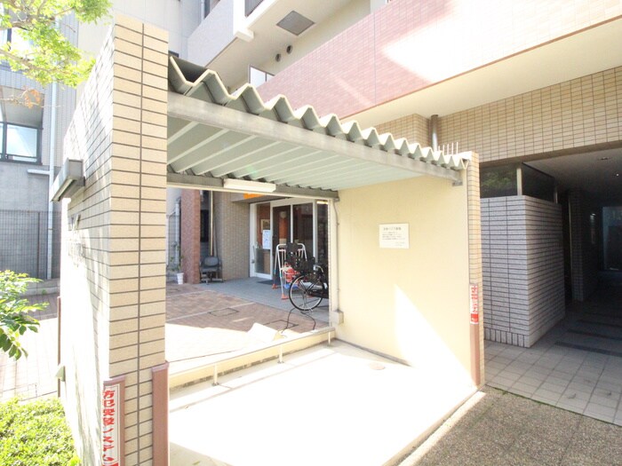 物件外観写真5　(バイク置き場)