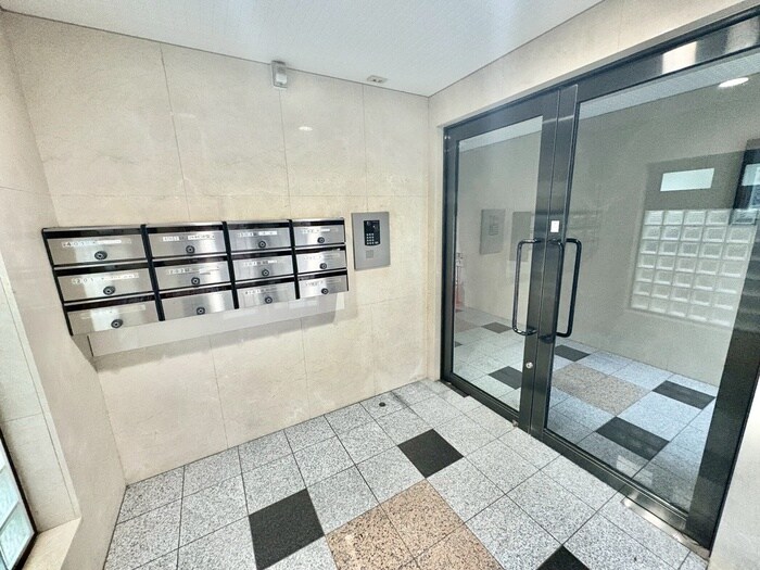 物件外観写真4　(エントランス部分)