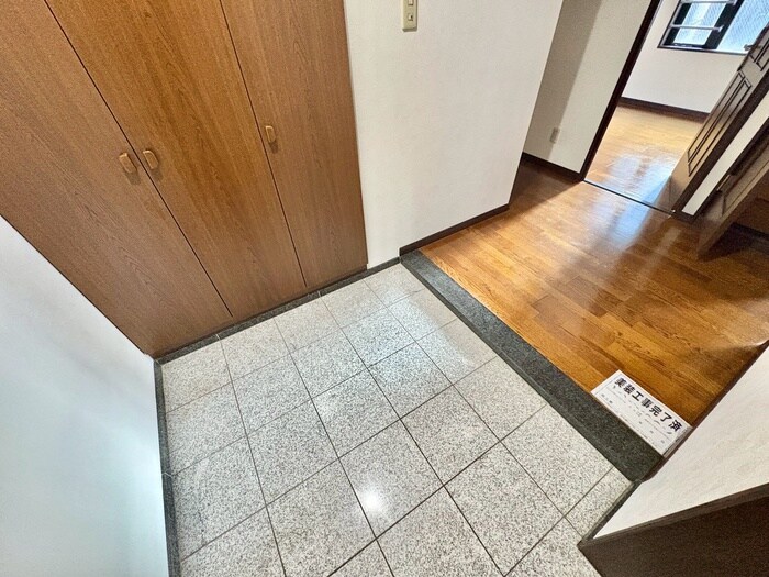 物件内観写真16　(玄関)