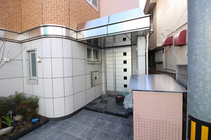 物件外観写真2　(エントランス部分)