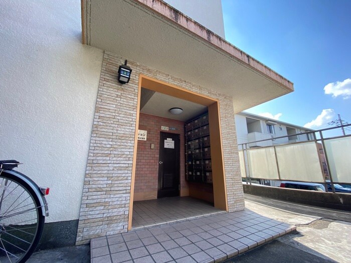 物件外観写真3　(エントランス部分)