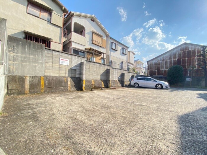 物件外観写真6　(駐車場)