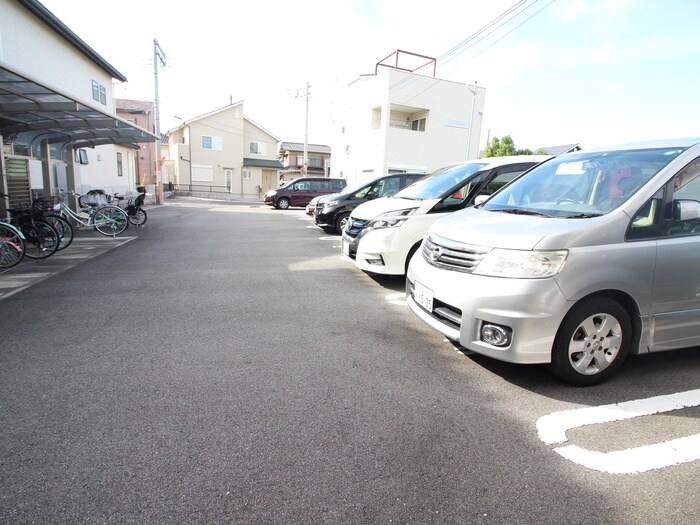 物件外観写真2　(駐車場)