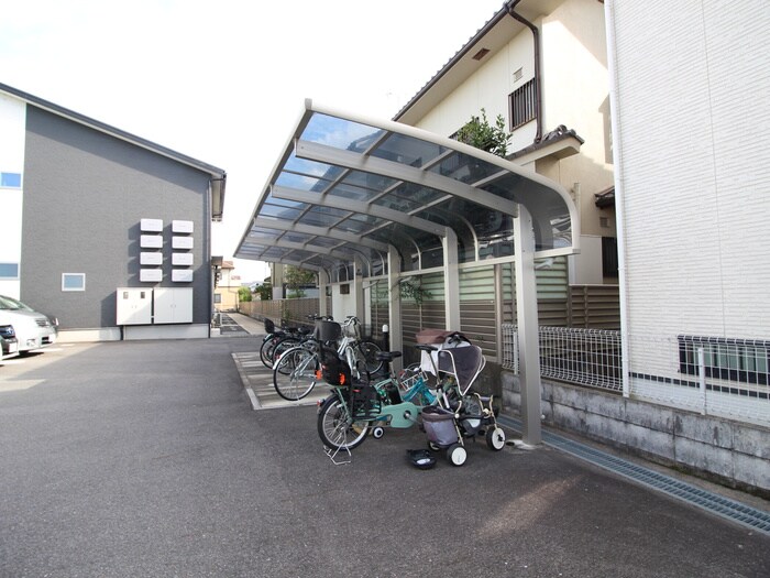 物件外観写真3　(駐輪場)