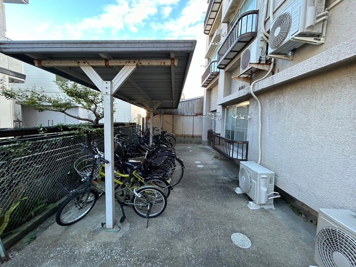 物件外観写真3　(バイク置き場)