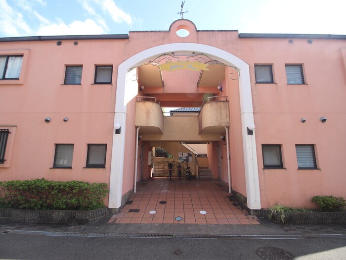 物件外観写真6　(エントランス部分)