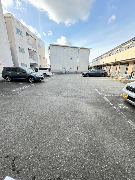 物件外観写真5　(駐車場)