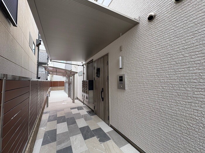 物件外観写真2　(エントランス部分)