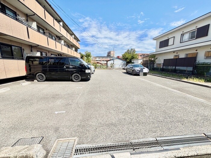 物件外観写真3　(駐車場)