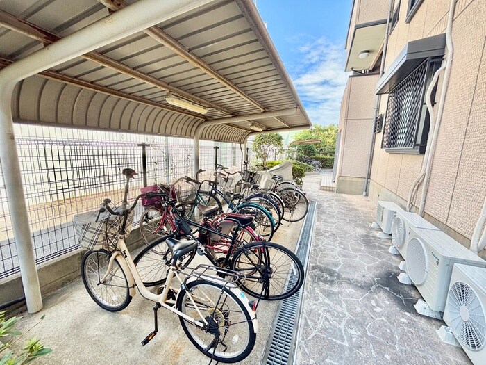 物件外観写真4　(駐輪場)