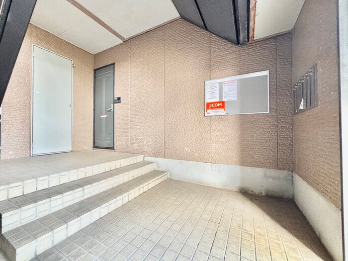 物件外観写真6　(エントランス部分)