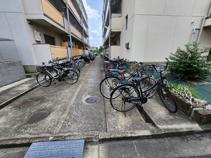 物件外観写真4　(駐輪場)