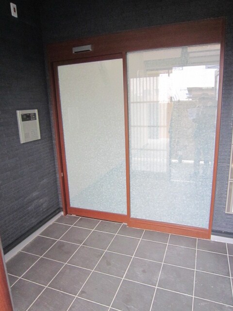 物件外観写真2　(エントランス部分)