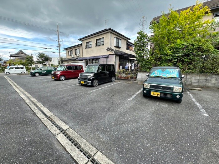 物件外観写真3　(駐車場)