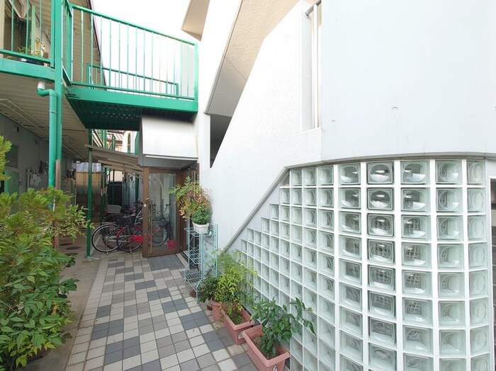 物件外観写真3　(エントランス部分)