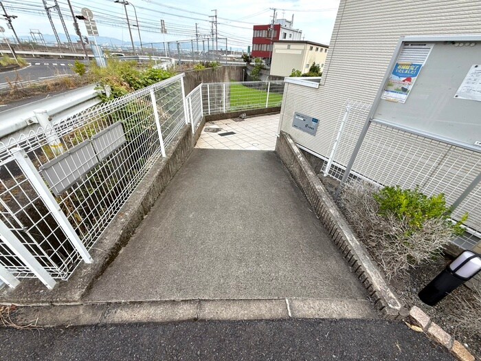 物件外観写真3　(エントランス部分)