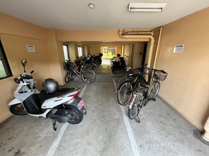 物件外観写真4　(駐輪場)