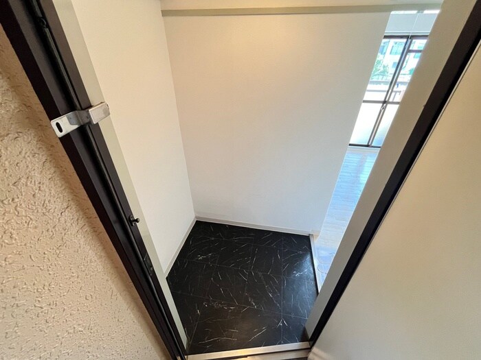 物件内観写真10　(玄関)