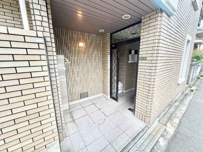 物件外観写真6　(エントランス部分)