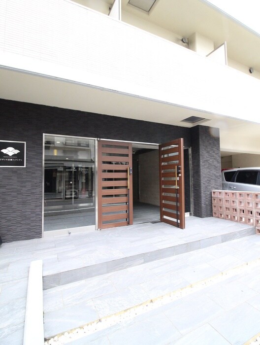 物件外観写真3　(エントランス部分)