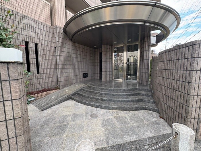 物件外観写真2　(エントランス部分)