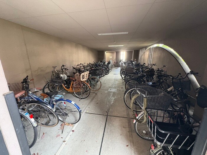 物件外観写真3　(駐輪場)