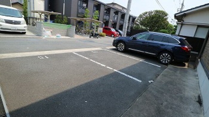 物件外観写真4　(駐車場)