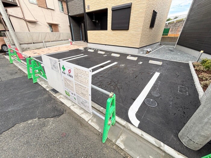 物件外観写真5　(駐車場)