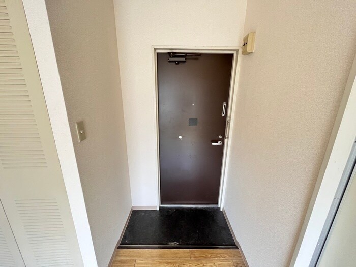 物件内観写真11　(玄関)