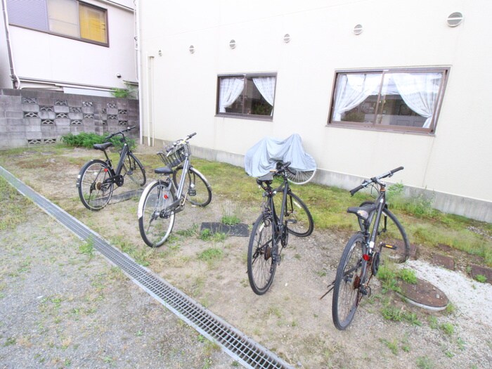 物件外観写真3　(駐輪場)