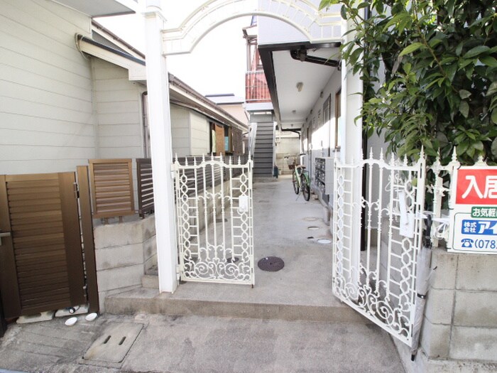 物件外観写真4　(エントランス部分)