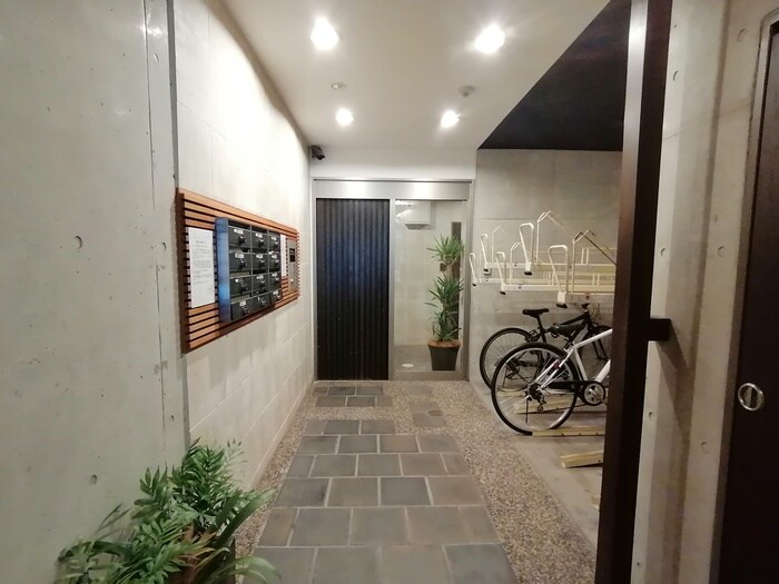 物件外観写真2　(エントランス部分)