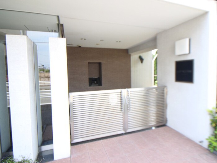 物件外観写真6　(エントランス部分)