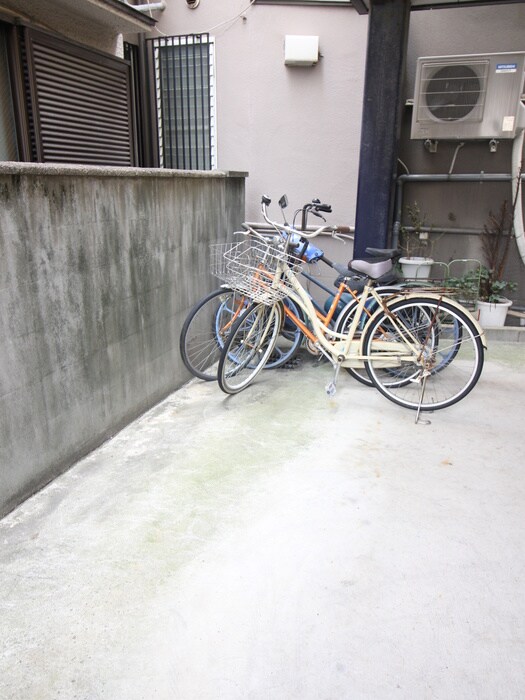 物件外観写真4　(駐輪場)