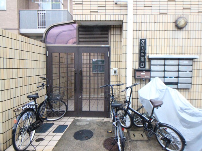 物件外観写真6　(エントランス部分)