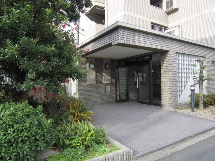 物件外観写真6　(エントランス部分)
