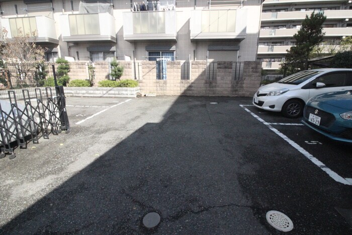 物件外観写真4　(駐車場)