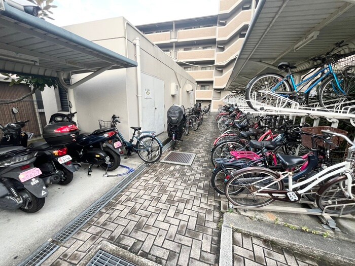 物件外観写真5　(駐輪場)