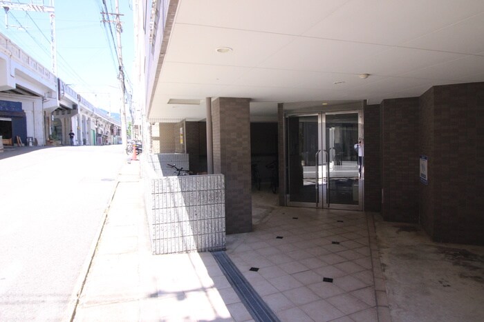 物件外観写真4　(エントランス部分)