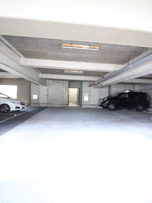 物件外観写真5　(駐車場)