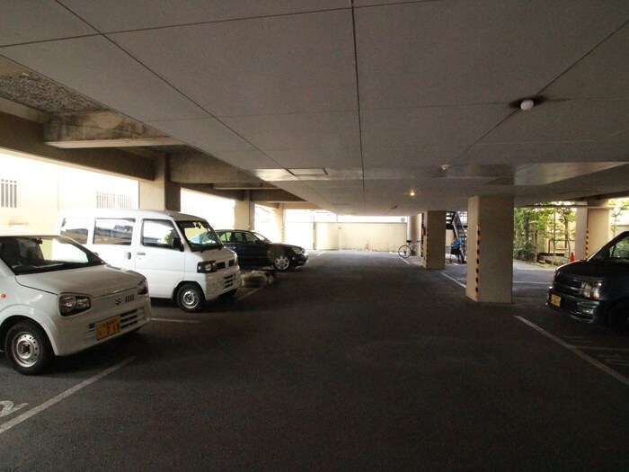 物件外観写真6　(駐車場)