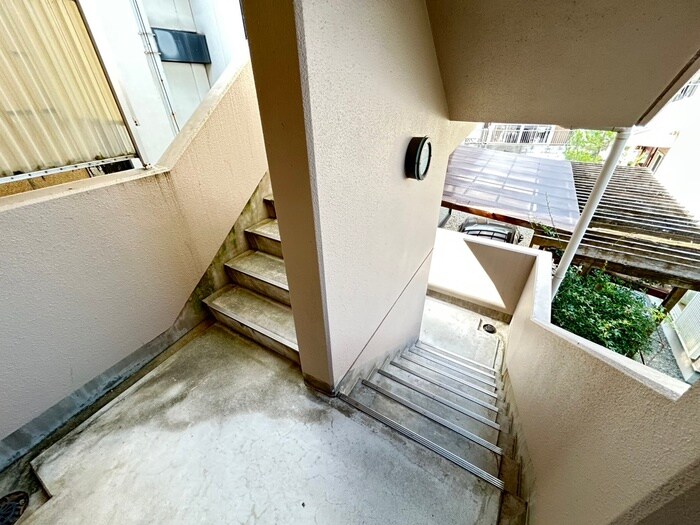 物件外観写真4　(エントランス部分)