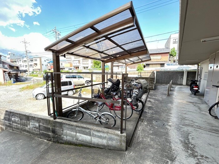物件外観写真4　(駐輪場)