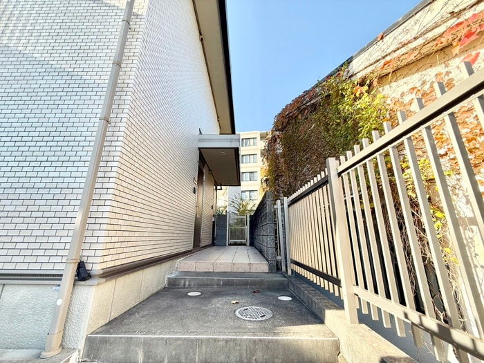 物件外観写真4　(エントランス部分)