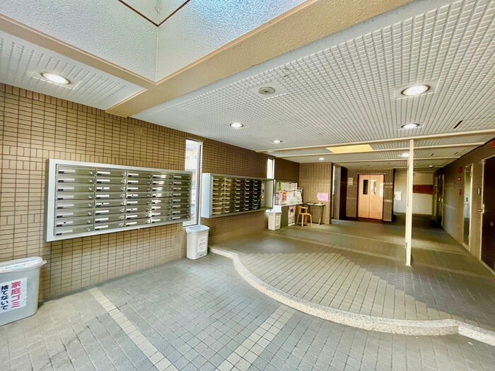 物件外観写真3　(エントランス部分)