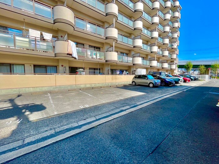 物件外観写真6　(駐車場)