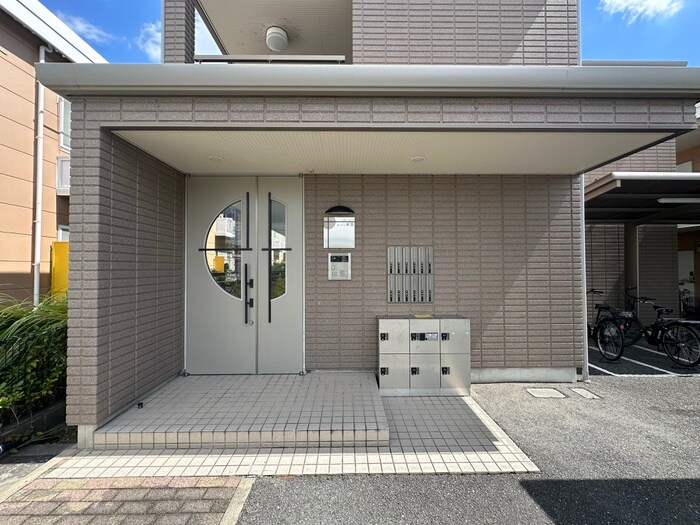 物件外観写真3　(エントランス部分)